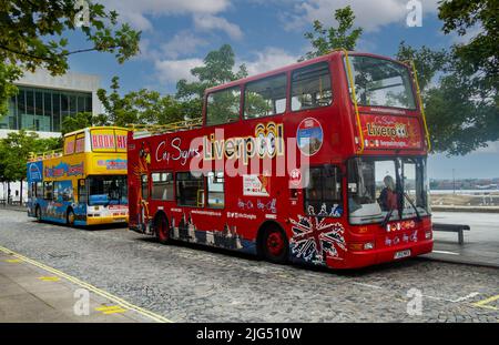 Deux bus touristiques à impériale à Liverpool Banque D'Images