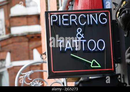 Rue signe de Tattoo, piercing dans Camden Market, Camden Town, également appelé Camden Lock. Le marché est l'une des attractions les plus populaires de Londres att Banque D'Images