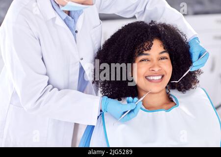 .. Prise de vue d'une jeune patiente ayant examiné ses dents chez le dentiste. Banque D'Images