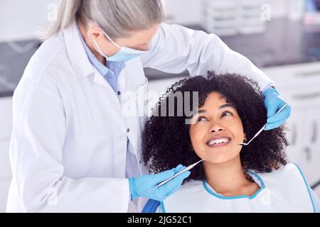 .. Prise de vue d'une jeune patiente ayant examiné ses dents chez le dentiste. Banque D'Images