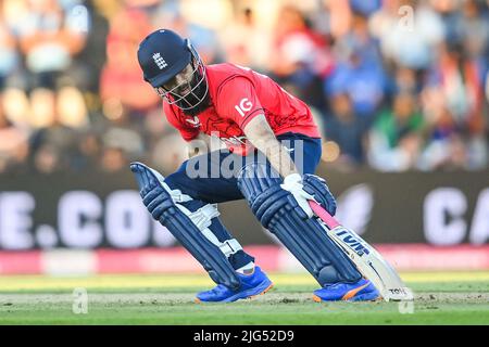 Moeen Ali d'Angleterre atteint pour le pli dans, le 7/7/2022. (Photo de Craig Thomas/News Images/Sipa USA) crédit: SIPA USA/Alay Live News Banque D'Images