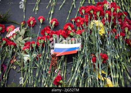 Fleurs sur la tombe du soldat en Russie. Détails de la cérémonie funéraire à la tombe du soldat inconnu. Fleurs sur pierre tombale. Banque D'Images