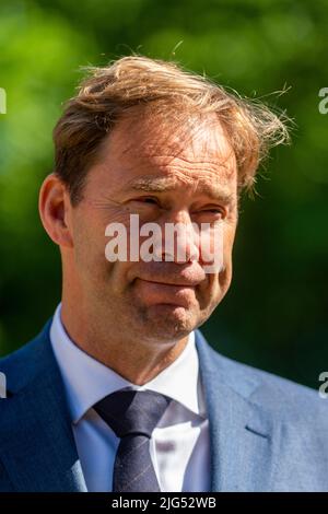 Londres, Royaume-Uni. 7 juillet 2022. Tobias Ellwood, député de Bournemouth-est, donne une interview aux médias en face des chambres du Parlement. Plus tôt Boris Johnson, le premier ministre a fait une déclaration à l'extérieur du 10 Downing Street, démissionnant à titre de chef du parti conservateur. Credit: Stephen Chung / Alamy Live News Banque D'Images