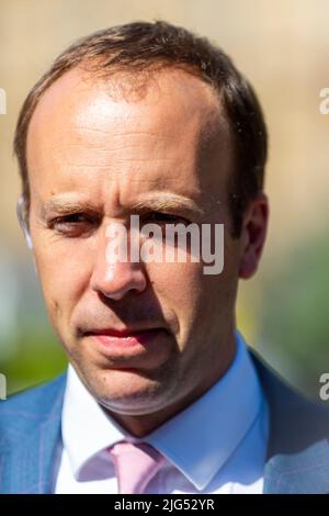 Londres, Royaume-Uni. 7 juillet 2022. Matt Hancock, député de West Suffolk, donne une interview aux médias en face des chambres du Parlement. Plus tôt Boris Johnson, le premier ministre a fait une déclaration à l'extérieur du 10 Downing Street, démissionnant à titre de chef du parti conservateur. Credit: Stephen Chung / Alamy Live News Banque D'Images