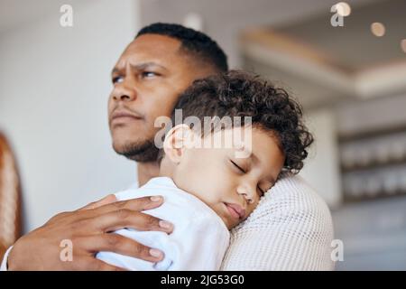 Garçon de course mixte dormant sur son épaule de papas. Garçon se sentant en sécurité dans les bras des pères. Père tenant son fils fatigué Banque D'Images