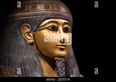 Leiden, pays-Bas - 04 JANVIER 2020 : vue latérale d'un vieux sarcophage pharaon de l'Égypte ancienne. Banque D'Images