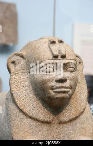 Londres, Royaume-Uni - SEP 19, 2010: Ancienne statue de granit Sphinx de Taharqo avec la face de Taharqo et deux serpents (uraei) sur la tête de l'ancien E. Banque D'Images