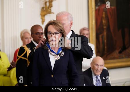 Washington, Vereinigte Staaten. 07th juillet 2022. L'ancien représentant des États-Unis Gabby Giffords (démocrate de l'Arizona) accepte la Médaille de la liberté du Président des États-Unis Joe Biden lors d'une cérémonie dans la salle est de la Maison Blanche à Washington, DC jeudi, 7 juillet 2022. Credit: Chris Kleponis/CNP/dpa/Alay Live News Banque D'Images