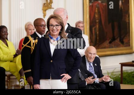 Washington, Vereinigte Staaten. 07th juillet 2022. L'ancien représentant des États-Unis Gabby Giffords (démocrate de l'Arizona) accepte la Médaille de la liberté du Président des États-Unis Joe Biden lors d'une cérémonie dans la salle est de la Maison Blanche à Washington, DC jeudi, 7 juillet 2022. Credit: Chris Kleponis/CNP/dpa/Alay Live News Banque D'Images