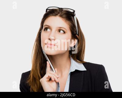 Les pensées sont puissantes, les garder positives. Photo d'une jeune femme d'affaires rêvant d'un fond de studio. Banque D'Images