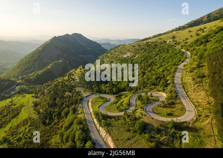 Vue sur la pente de monte Nerone dans la région des Marches en Italie Banque D'Images