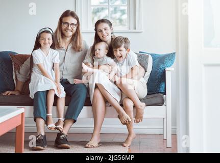 Parfois un parent, parfois un arbitre. Photo d'une jeune famille qui se joint à la maison. Banque D'Images