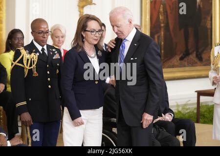 Washington, DC, 7 juillet 2022. L'ancien représentant des États-Unis Gabby Giffords (démocrate de l'Arizona) accepte la Médaille de la liberté du Président des États-Unis Joe Biden lors d'une cérémonie dans la salle est de la Maison Blanche à Washington, DC jeudi, 7 juillet 2022. Crédit : Chris Kleponis/CNP/MediaPunch Banque D'Images