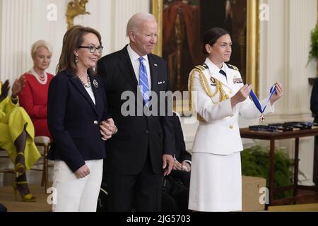 Washington, DC, 7 juillet 2022. L'ancien représentant des États-Unis Gabby Giffords (démocrate de l'Arizona) accepte la Médaille de la liberté du Président des États-Unis Joe Biden lors d'une cérémonie dans la salle est de la Maison Blanche à Washington, DC jeudi, 7 juillet 2022. Crédit : Chris Kleponis/CNP/MediaPunch Banque D'Images