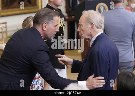 Washington, DC, 7 juillet 2022. Hunter Biden, à gauche, Et l'ancien sénateur américain Joseph Lieberman (démocrate du Connecticut) se confond en attendant l'arrivée du président américain Joe Biden qui présentera la Médaille de la liberté à dix-sept récipiendaires lors d'une cérémonie à la salle est de la Maison Blanche à Washington, DC jeudi, 7 juillet 2022. Crédit : Chris Kleponis/CNP/MediaPunch Banque D'Images