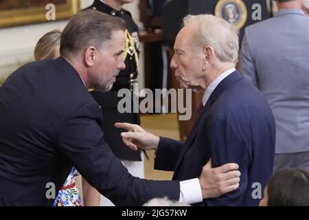 Washington, DC, 7 juillet 2022. Hunter Biden, à gauche, Et l'ancien sénateur américain Joseph Lieberman (démocrate du Connecticut) se confond en attendant l'arrivée du président américain Joe Biden qui présentera la Médaille de la liberté à dix-sept récipiendaires lors d'une cérémonie à la salle est de la Maison Blanche à Washington, DC jeudi, 7 juillet 2022. Crédit : Chris Kleponis/CNP/MediaPunch Banque D'Images