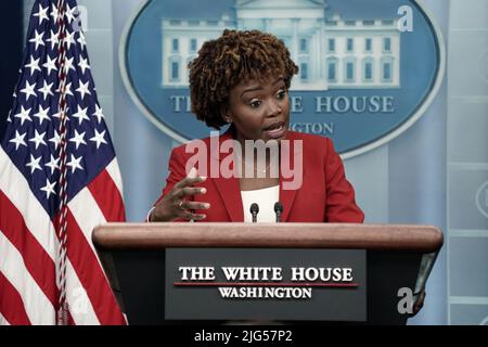 Washington, États-Unis. 07th juillet 2022. Le secrétaire de presse de la Maison Blanche, Karine Jean-Pierre, tient jeudi un briefing quotidien dans la salle James S. Brady de la Maison Blanche à Washington, DC, 7 juin 2022. Photo de Ken Cedeno/UPI crédit: UPI/Alay Live News Banque D'Images