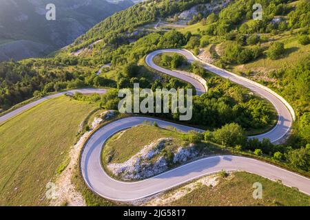 Vue sur la pente de monte Nerone dans la région des Marches en Italie Banque D'Images