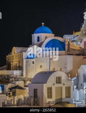 Église typique du village d'Oia (Santorini) avec dôme bleu la nuit, Grèce Banque D'Images