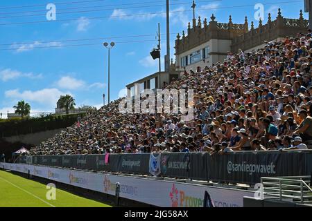 San Diego, Californie, États-Unis. 03rd juillet 2022. Les fans remplissent les tribunes lors d'un match de football NWSL entre le Washington Spirit et le San Diego Wave FC au Torero Stadium de San Diego, en Californie. Justin Fine/CSM/Alamy Live News Banque D'Images