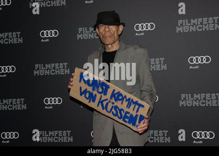 Munich, Allemagne, 7 juillet 2022, directeur Klaus Lemke vu avant la projection de son film CHAMPAGNER FÜR DIE AUGEN - CADEAU FÜR DEN REST au cinéma de la ville en 39. Filmfest München. Il meurt à l'âge de 81 ans sur 7 juillet 2022 à Munich Banque D'Images