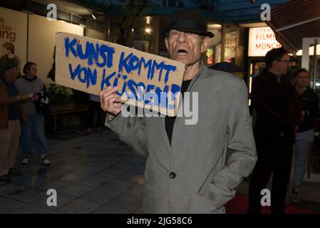 Munich, Allemagne, 7 juillet 2022, directeur Klaus Lemke vu avant la projection de son film CHAMPAGNER FÜR DIE AUGEN - CADEAU FÜR DEN REST au cinéma de la ville en 39. Filmfest München. Il meurt à l'âge de 81 ans sur 7 juillet 2022 à Munich Banque D'Images