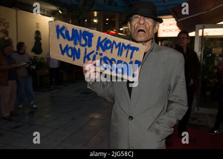 Munich, Allemagne, 7 juillet 2022, directeur Klaus Lemke vu avant la projection de son film CHAMPAGNER FÜR DIE AUGEN - CADEAU FÜR DEN REST au cinéma de la ville en 39. Filmfest München. Il meurt à l'âge de 81 ans sur 7 juillet 2022 à Munich Banque D'Images