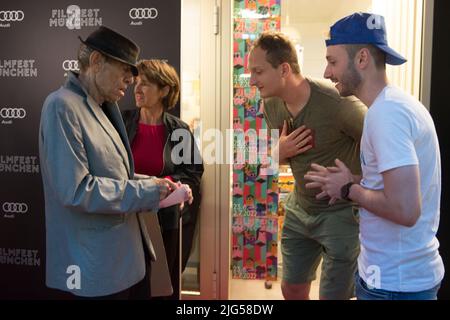 Munich, Allemagne, 7 juillet 2022, directeur Klaus Lemke vu avant la projection de son film CHAMPAGNER FÜR DIE AUGEN - CADEAU FÜR DEN REST avec de jeunes fans au cinéma de la ville en 39. Filmfest München. Il meurt à l'âge de 81 ans sur 7 juillet 2022 à Munich Banque D'Images