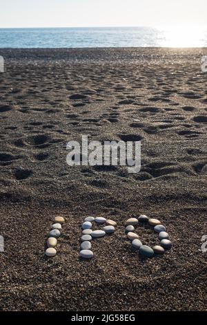 Abréviation IPO par lettres de pierre sur la plage de sable. IPO est l'offre publique initiale Banque D'Images