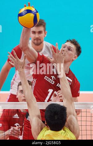 Gdansk, Polska. 07th juillet 2022. Jakub Kochanowski (C) de Pologne et Peng Shikun (R) de Chine lors du match de la FIVB Volleyball Nations de 2022 hommes entre la Pologne et la Chine à Gdansk (Pologne), le 07 juillet 2022. Crédit : PAP/Alay Live News Banque D'Images