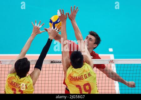 Gdansk, Polska. 07th juillet 2022. Lukasz Kaczmarek (C) de Pologne et Jiang Zhengzhen (L) et Zhang Guanhua (R) de Chine lors du match de la Ligue des nations de volley-ball de la FIVB 2022 entre la Pologne et la Chine à Gdansk, en Pologne, le 07 juillet 2022. Crédit : PAP/Alay Live News Banque D'Images