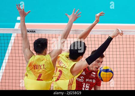 Gdansk, Polska. 07th juillet 2022. Kamil Semeniuk (R) de Pologne et Yu Yuantai (L) et Jiang Zhengzhen (C) de Chine lors du match de la FIVB Volleyball Nations 2022 entre la Pologne et la Chine à Gdansk (Pologne), le 07 juillet 2022. Crédit : PAP/Alay Live News Banque D'Images