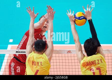 Gdansk, Polska. 07th juillet 2022. Kamil Semeniuk (L) de Pologne et Yu Yuantai (C) et Jiang Zhengzhen (R) de Chine lors du match de la FIVB Volleyball Nations 2022 entre la Pologne et la Chine à Gdansk (Pologne), le 07 juillet 2022. Crédit : PAP/Alay Live News Banque D'Images