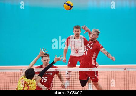 Gdansk, Polska. 07th juillet 2022. Tomasz Fornal (R) et Jakub Kochanowski (2L) de Pologne et Jiang Zhengzhen (L) de Chine lors du match de la FIVB Volleyball Nations 2022 entre la Pologne et la Chine à Gdansk (Pologne), 07 juillet 2022. Crédit : PAP/Alay Live News Banque D'Images