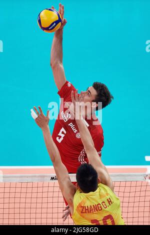 Gdansk, Polska. 07th juillet 2022. Lukasz Kaczmarek (L) de Pologne et Zhang Guanhua (R) de Chine lors du match de la FIVB Volleyball Nations de 2022 hommes entre la Pologne et la Chine à Gdansk (Pologne), 07 juillet 2022. Crédit : PAP/Alay Live News Banque D'Images