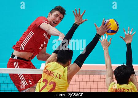 Gdansk, Polska. 07th juillet 2022. Lukasz Kaczmarek (L) de Pologne et Zhang Jingyin (C) et Jiang Zhengzhen (R) de Chine lors du match de la Ligue des Nations de volley-ball de la FIVB 2022 entre la Pologne et la Chine à Gdansk, en Pologne, le 07 juillet 2022. Crédit : PAP/Alay Live News Banque D'Images