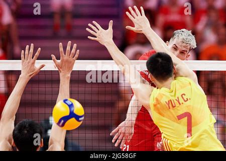 Gdansk, Polska. 07th juillet 2022. Tomasz Fornal (C) de Pologne et Yu Yaochen (R) de Chine lors du match de la FIVB Volleyball Nations de 2022 hommes entre la Pologne et la Chine à Gdansk, Pologne, 07 juillet 2022. Crédit : PAP/Alay Live News Banque D'Images