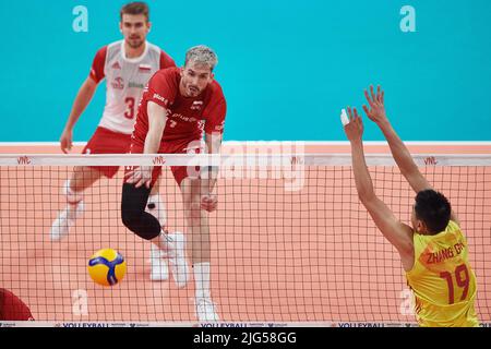 Gdansk, Polska. 07th juillet 2022. Tomasz Fornal (L) de Pologne et Zhang Guanhua (R) de Chine lors du match de la Ligue des Nations de volley-ball de la FIVB pour hommes de 2022 entre la Pologne et la Chine à Gdansk (Pologne), le 07 juillet 2022. Crédit : PAP/Alay Live News Banque D'Images