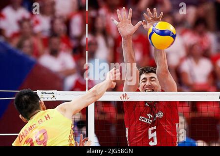 Gdansk, Polska. 07th juillet 2022. Lukasz Kaczmarek (R) de Pologne et Zhang Guanhua (L) de Chine lors du match de la FIVB Volleyball Nations de 2022 hommes entre la Pologne et la Chine à Gdansk (Pologne), 07 juillet 2022. Crédit : PAP/Alay Live News Banque D'Images