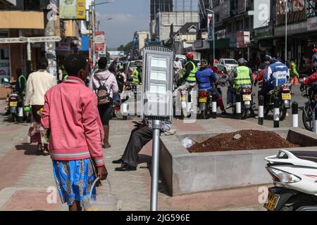 Une lumière solaire de rue désinstallée dans le quartier central des affaires. Le gouvernement du comté de Nakuru, avec l'appui de la Banque mondiale, installe des éclairages solaires pour améliorer la sécurité de la ville. L'éclairage solaire des rues est respectueux de l'environnement, il utilise l'énergie renouvelable du soleil et contribue donc à peu d'émissions de carbone responsables du changement climatique. Banque D'Images