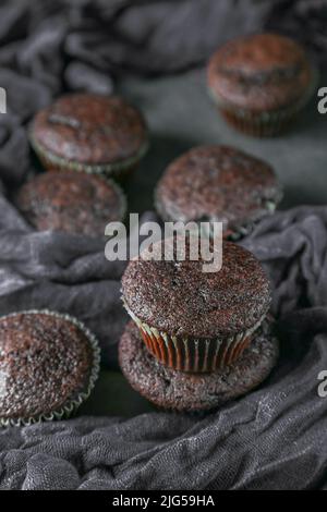 Délicieux muffins au chocolat frais sur une table en céramique grise. Banque D'Images