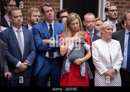 CARRIE JOHNSON, FEMME DU PREMIER MINISTRE BRITANNIQUE BORIS JOHNSON, EST AUX MAINS DES POLITICIENS NADINE DORRIES ET ANNONCE SA DÉMISSION AUJOURD'HUI À DOWNING STREET. 07th juillet 2022 Downing Street, Londres, Royaume-Uni crédit : Jeff Gilbert/Alay Live News Banque D'Images