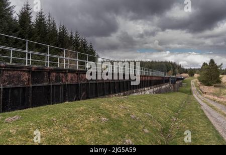 Corrie Aqueduct transportant l'approvisionnement public en eau du Loch Katrine à Glasgow le long du sentier de la route de Rob Roy. Banque D'Images