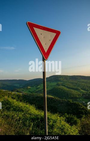 Vue sur la pente de monte Nerone dans la région des Marches en Italie Banque D'Images