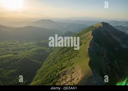 Vue sur la pente de monte Nerone dans la région des Marches en Italie Banque D'Images