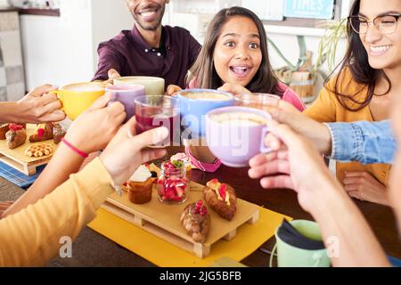 Les gens multiculturels ayant le petit déjeuner boire du café et Santé. Un bar avec terrasse vous fera plaisir. Banque D'Images