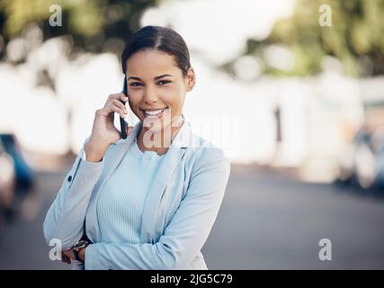 C'est ma toile, je le peint comme je veux. Prise de vue d'une jeune femme utilisant son smartphone en attendant un taxi à l'extérieur. Banque D'Images