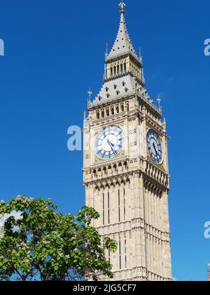 Vue sur le nouveau « Big Ben » lumineux et brillant de Londres 2022 après de longs travaux de rénovation Banque D'Images