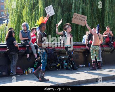 Vue des punks de Camden sur Lock Bridge à Londres demandant aux passants une livre par photo pour aider un punk à s'enivrer Banque D'Images