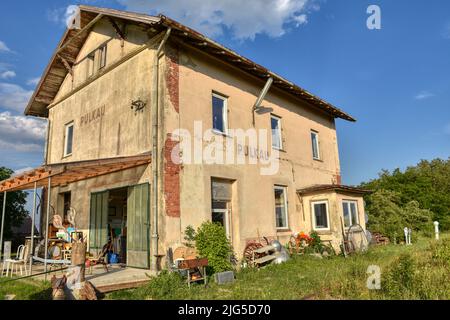 Pukkau, Bahnhof, Bahnhofsgebäude, Eisenbahn, aufgelassen, Tillegt, eingestellt, Niederösterreich, Waldviertel, renoviert, Särenterne, Leuchtst Banque D'Images